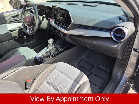 Used 2025 Chevrolet Trax LT w/ LT Convenience Package FWD image 30