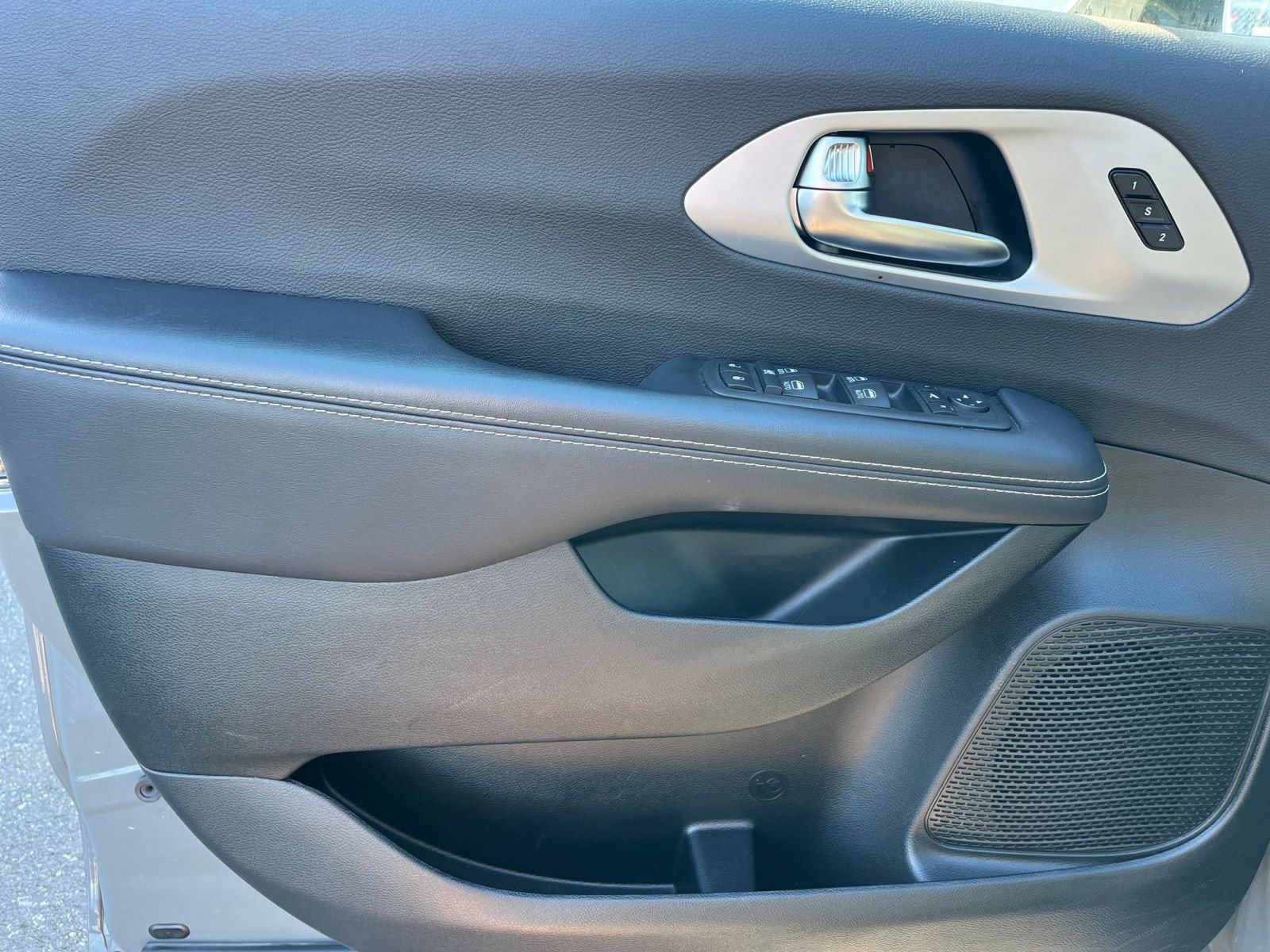 Used 2025 Chrysler Pacifica Limited FWD image 18