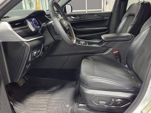 Used 2023 Jeep Grand Cherokee Altitude AWD/4WD image 5