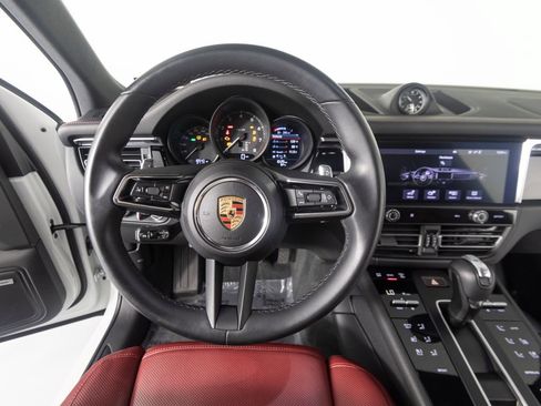 Certified 2024 Porsche Macan AWD/4WD image 18