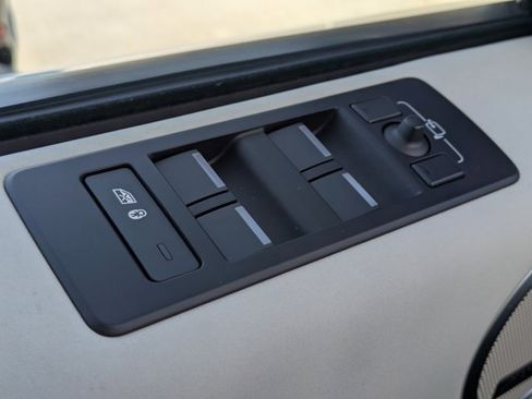 Used 2025 Land Rover Discovery S image 17