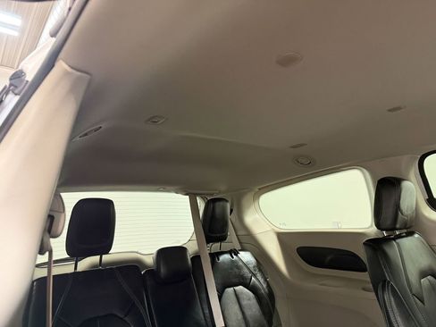 Used 2024 Chrysler Pacifica Touring-L image 70
