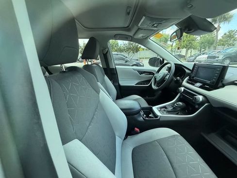 Used 2021 Toyota RAV4 XLE w/ Convenience Package FWD image 10