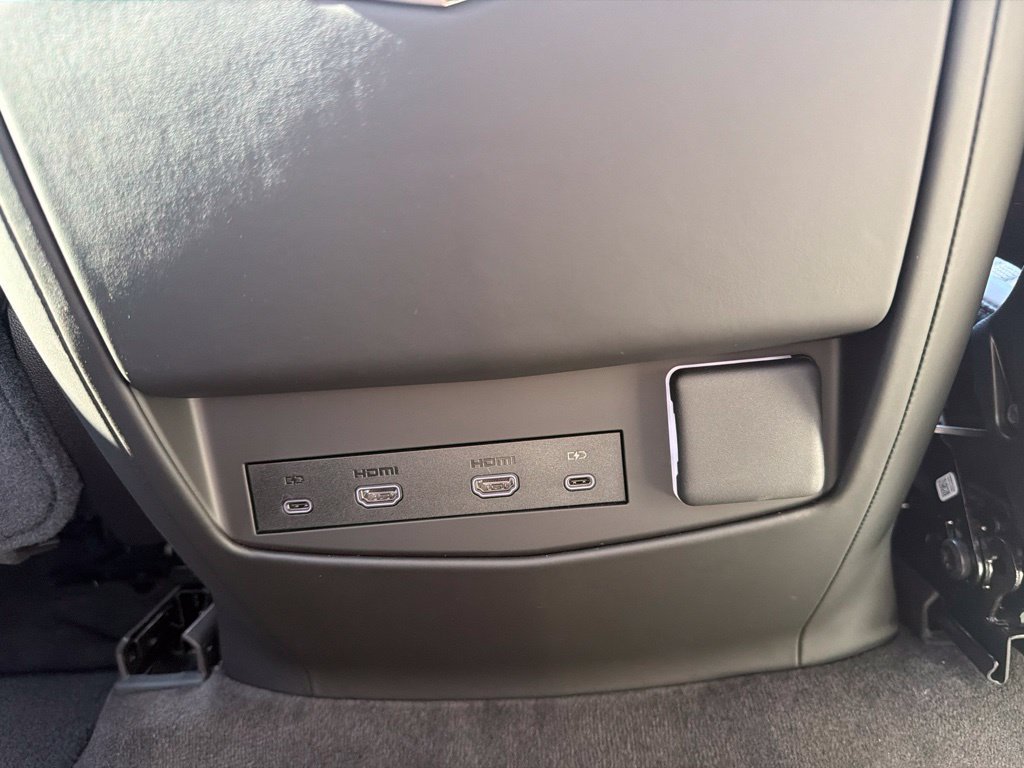 Used 2025 Cadillac Escalade ESV V w/ LPO, ONYX Package AWD/4WD image 27