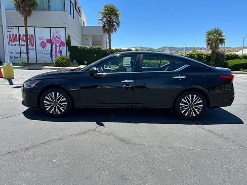Used 2025 Nissan Altima 2.5 SV FWD image 4