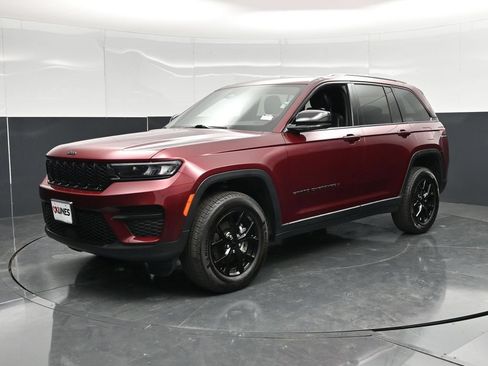 Used 2025 Jeep Grand Cherokee Altitude AWD/4WD image 7