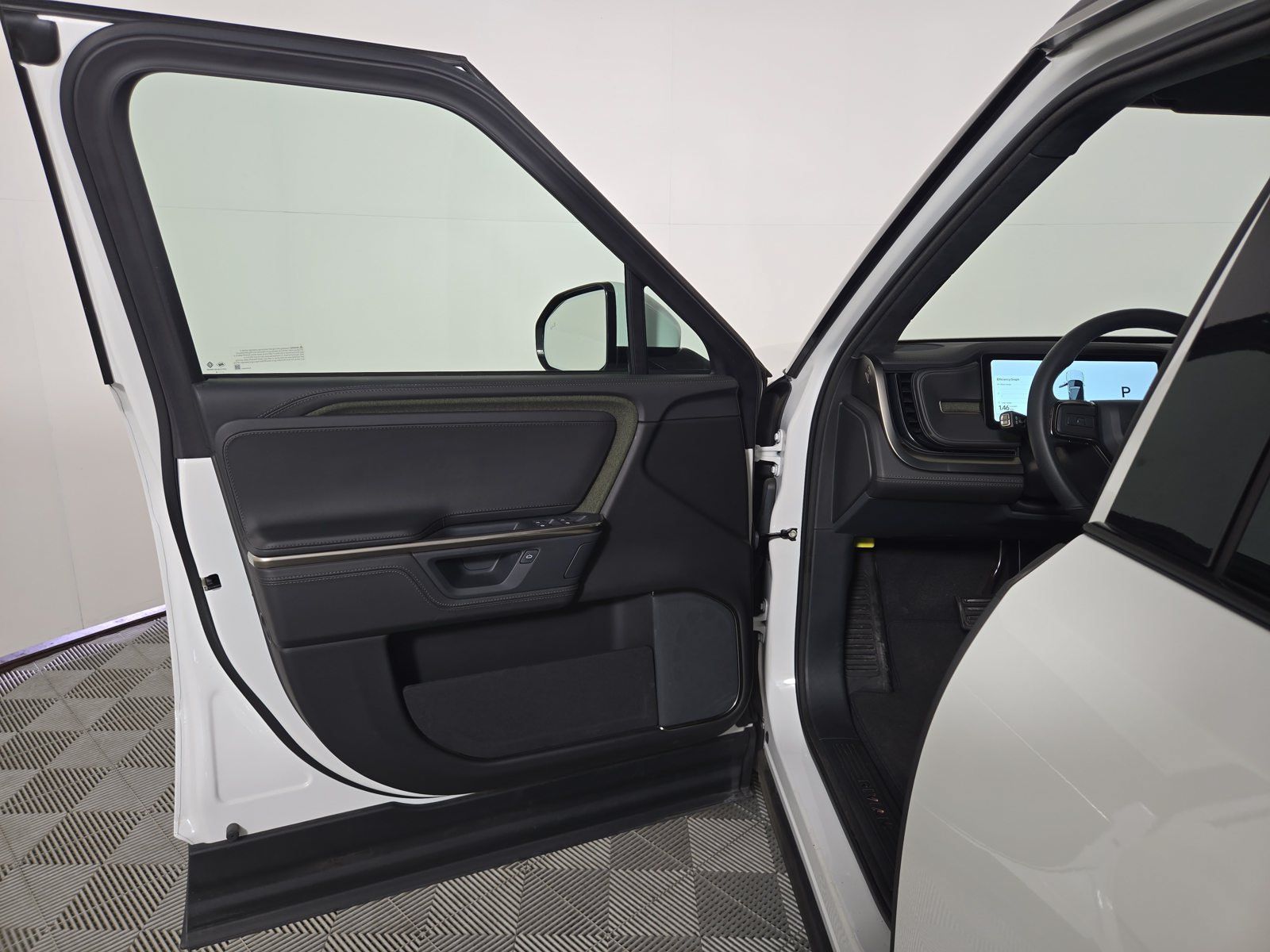 Used 2025 Rivian R1S Adventure Dual AWD/4WD image 16