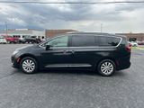 Used 2019 Chrysler Pacifica Touring-L image 2