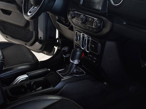 Used 2018 Jeep Wrangler Unlimited Sahara AWD/4WD image 39