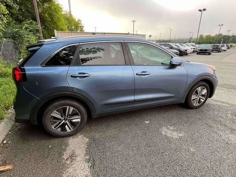Used 2022 Kia Niro EX Premium FWD image 2