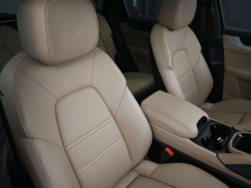 Certified 2024 Porsche Cayenne AWD/4WD image 29