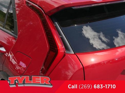 Used 2025 Kia Niro SX image 11