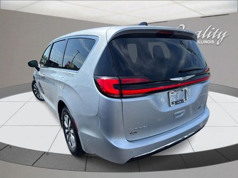 Used 2023 Chrysler Pacifica Touring-L FWD image 6