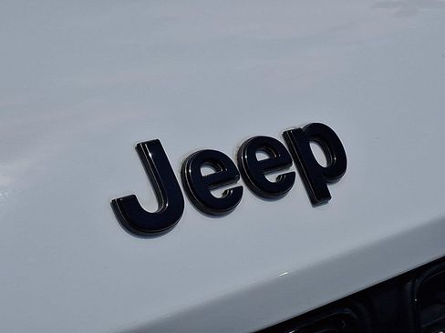 Used 2023 Jeep Grand Cherokee Limited w/ Luxury Tech Group II AWD/4WD image 29