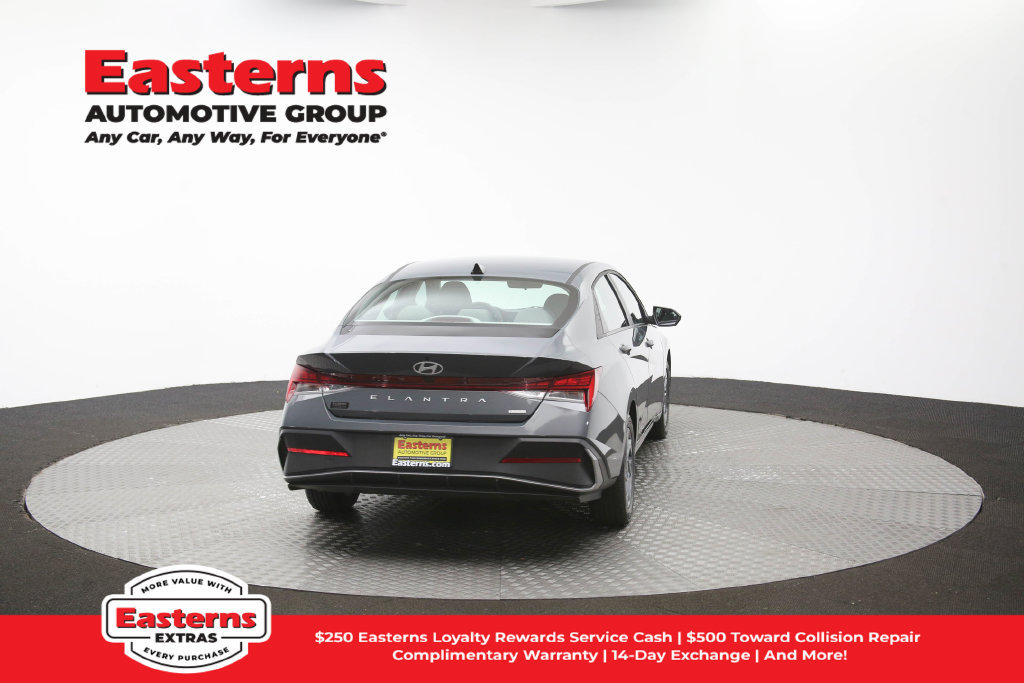 Used 2025 Hyundai Elantra Hybrid FWD image 38