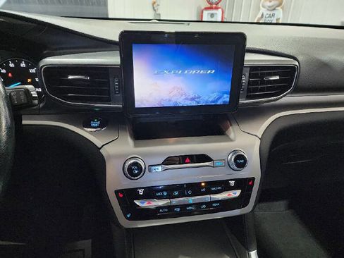 Used 2021 Ford Explorer XLT w/ Equipment Group 202A AWD/4WD image 16