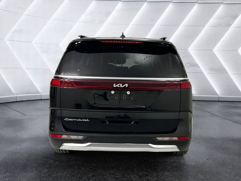 Used 2022 Kia Carnival SX Prestige image 5