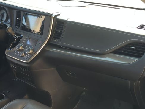 Used 2017 Toyota Sienna SE image 20