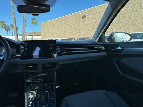 Used 2025 Volkswagen Jetta SE image 37