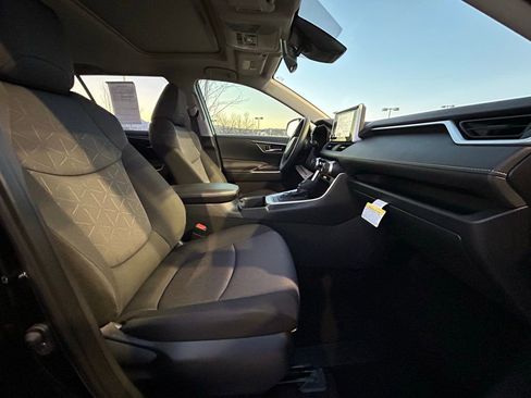 Used 2025 Toyota RAV4 XLE w/ Convenience Package image 30