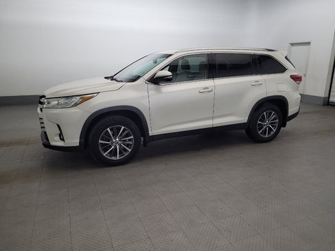 Used 2019 Toyota Highlander XLE AWD/4WD image 2