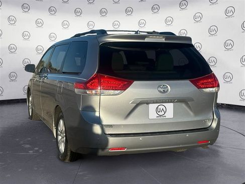 Used 2013 Toyota Sienna Limited image 3
