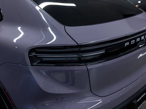 Certified 2025 Porsche Macan 4S Electric AWD/4WD image 23