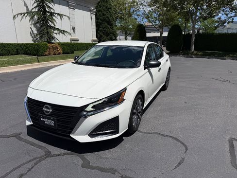 Used 2025 Nissan Altima 2.5 SV FWD image 3