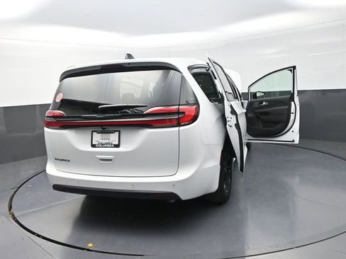New 2026 Chrysler Pacifica Select image 32