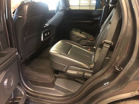 Used 2022 Ford Expedition XLT RWD image 4