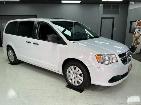 Used 2019 Dodge Grand Caravan SE w/ UConnect Hands-Free Group image 2