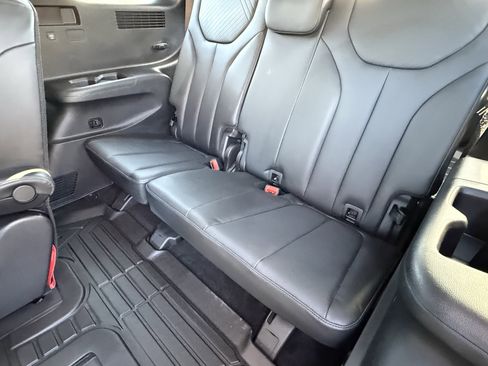 Used 2024 Hyundai Palisade SEL w/ Premium Package image 16