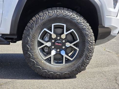 New 2026 GMC Canyon AT4X w/ LPO, Black Badging Package image 9