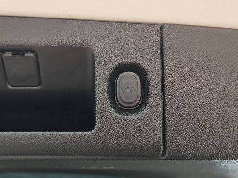 Used 2016 Cadillac Escalade Luxury image 32