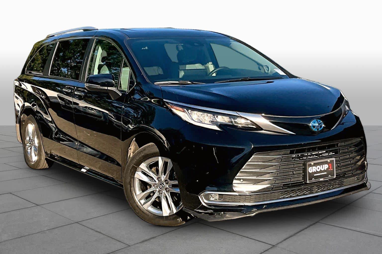 Used 2024 Toyota Sienna Limited AWD/4WD image 3