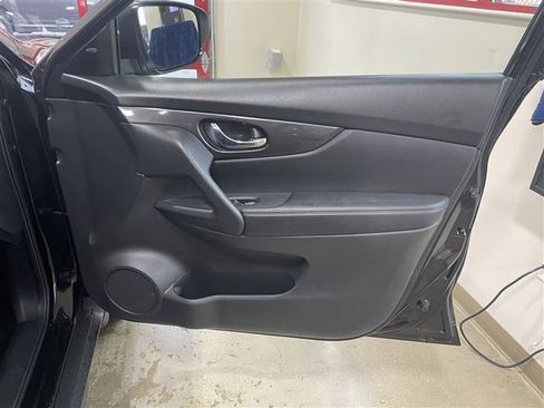 Used 2019 Nissan Rogue SV image 18