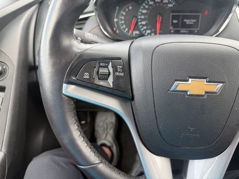 Used 2022 Chevrolet Trax LT w/ LT Convenience Package image 6