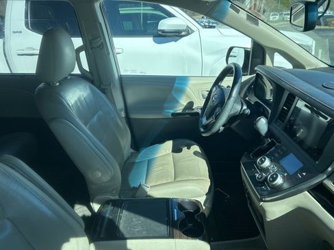 Used 2017 Toyota Sienna XLE image 4
