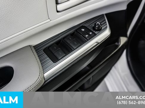 Used 2026 Toyota Sienna LE FWD image 48
