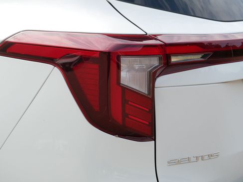 Certified 2024 Kia Seltos SX w/ SX Sunroof Package AWD/4WD image 17