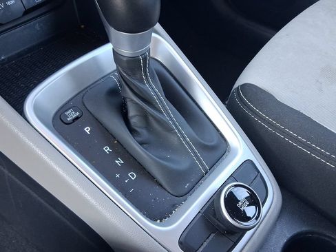 Used 2023 Hyundai Venue SEL FWD image 15