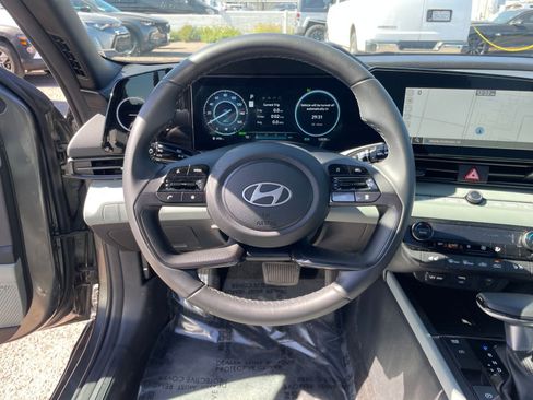 Used 2025 Hyundai Elantra Limited image 30