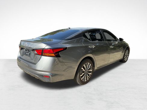 Used 2025 Nissan Altima 2.5 SV FWD image 9