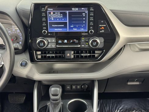Used 2021 Toyota Highlander L image 21