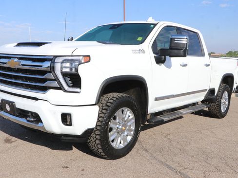 Used 2024 Chevrolet Silverado 2500 High Country w/ Technology Package AWD/4WD image 3