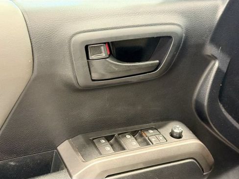 Used 2018 Toyota Tacoma SR5 AWD/4WD image 14