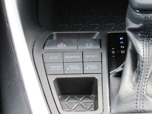 Used 2025 Toyota RAV4 LE AWD/4WD image 25