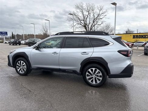 Used 2025 Subaru Outback Premium image 8