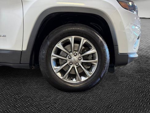 Used 2019 Jeep Cherokee Latitude Plus w/ Comfort/Convenience Group AWD/4WD image 11