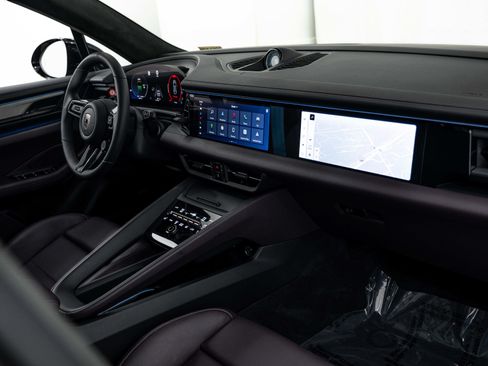 Certified 2025 Porsche Macan Turbo Electric AWD/4WD image 12